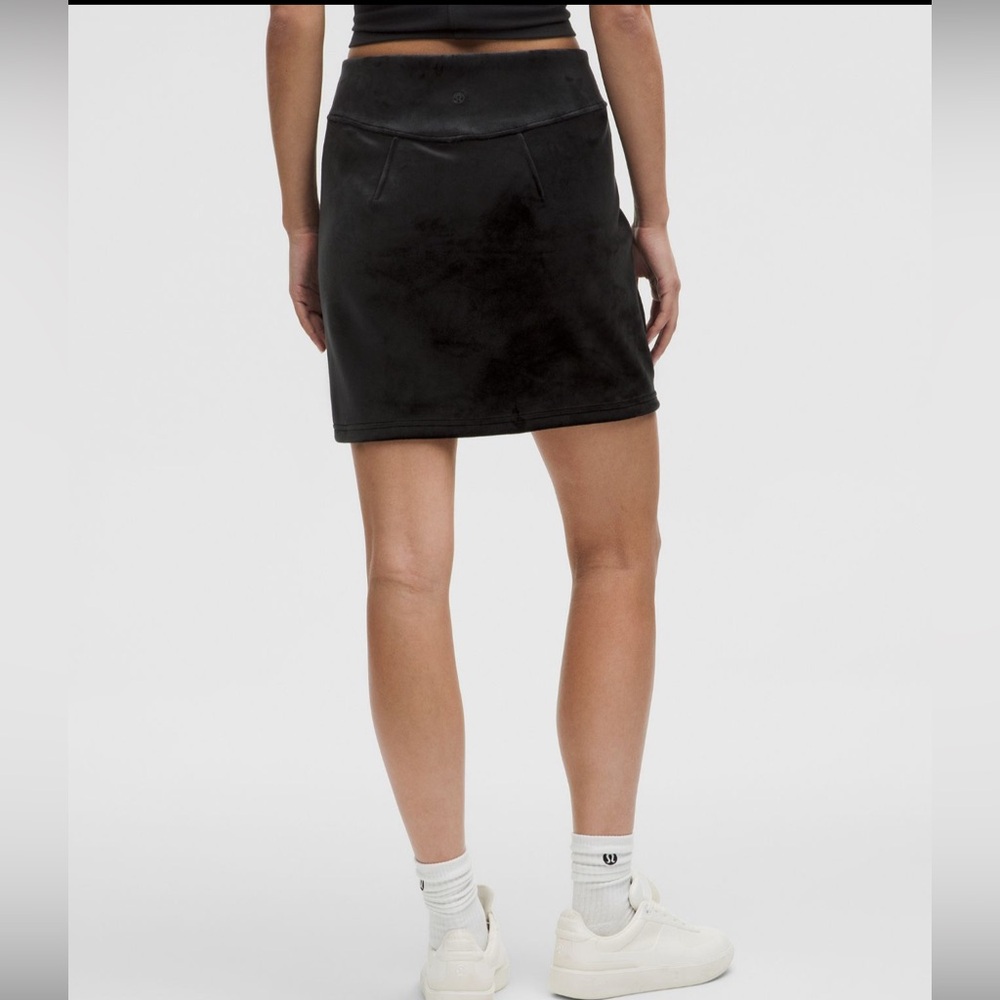 NWT -Lululemon Scuba High-Rise Mini Skirt Velvet black size M